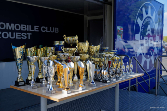 Coupes des vainqueurs du Rallye du Pays de Lohéac 2026 sur le podium