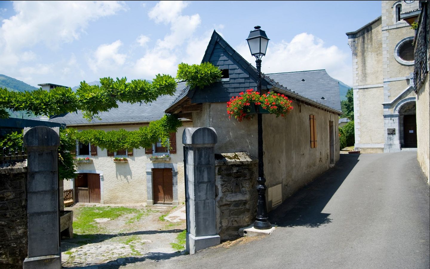 Balade commentée du village d'Aas Cimetière Eaux-Bonnes 2026-08-05