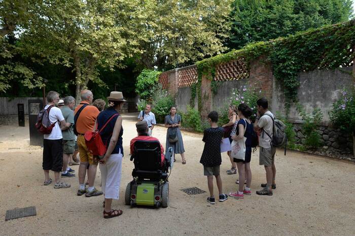 Balade dans Les Mages, Place Gilbert Blanc, Les Mages