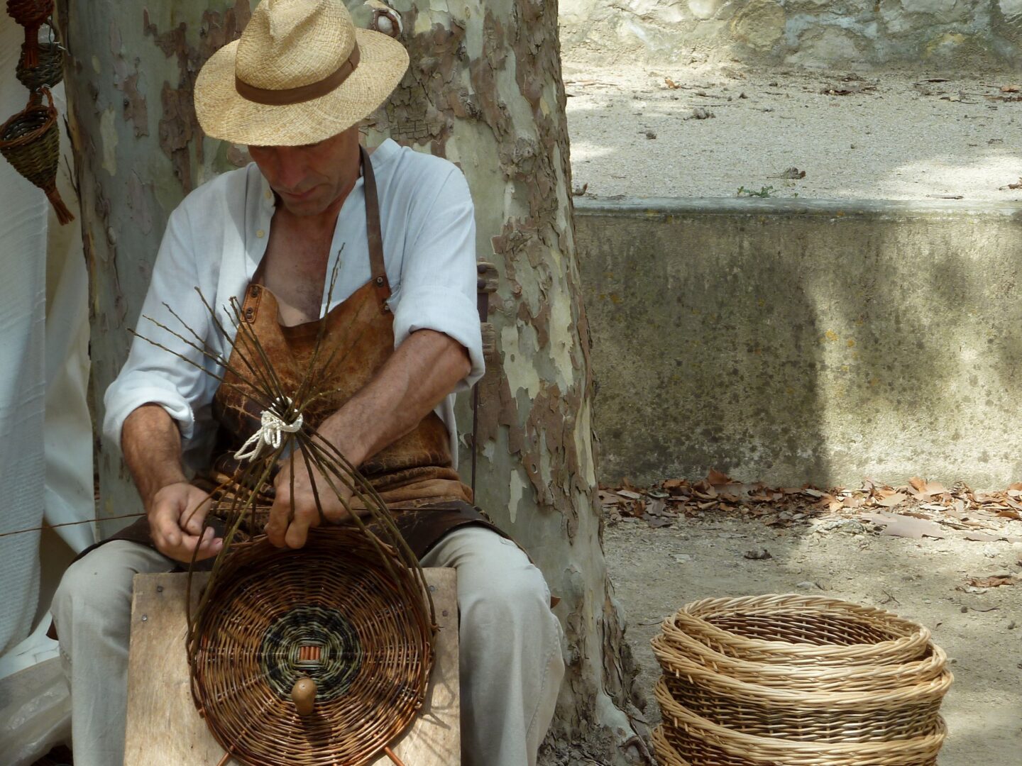 Biennale Végétal Entre mains et brins la magie de la vannerie  Gourdon