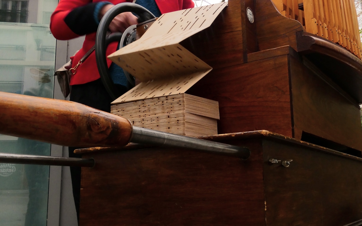 Blind test à l&rsquo;orgue de barbarie à Paris 20 Square de la Salamandre PARIS