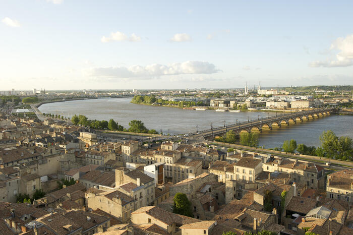 Bordeaux passé-présent : voyage dans le port de la Lune Pont de pierre Bordeaux