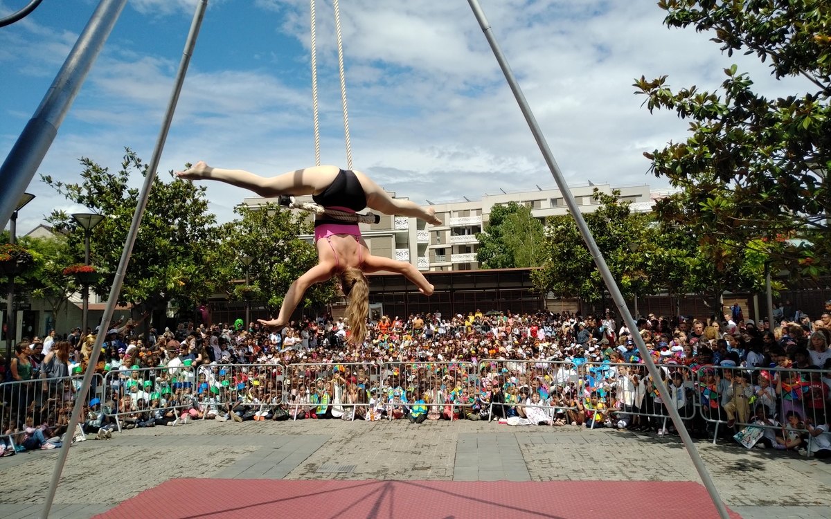 Cabaret cirque Square Auguste Renoir paris