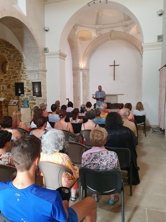 Chant grégorien dans l’église, Jardin de l’abbaye de Valsaintes, Simiane-la-Rotonde