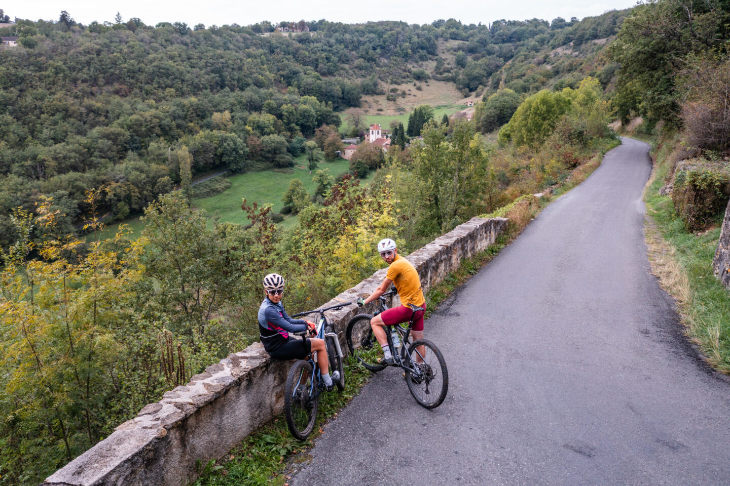 Chemins boisés et plateaux verdoyants près de Figeac Figeac Lot