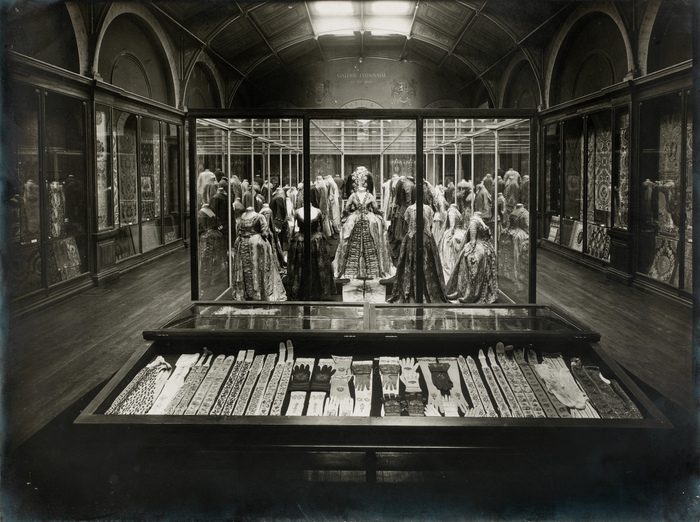 Comment la mode est devenue un objet muséal : l’exemple des collections lyonnaises, Château de Fontainebleau – salle des colonnes, Fontainebleau