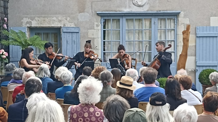 Concert sur la terrasse des Douves           Eva Zavaro