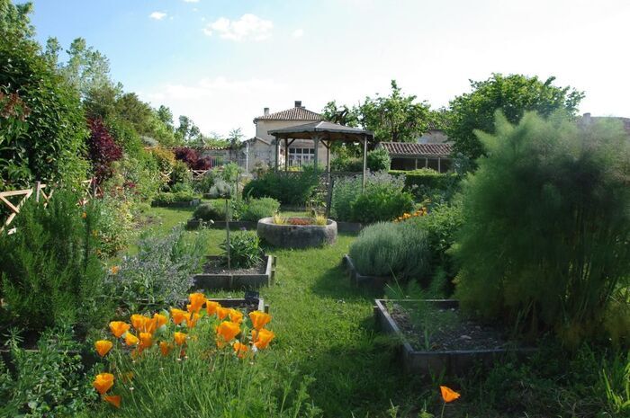 Déambulation dans un jardin paysager aux multiples ambiances Jardins du Logis du Portal La Boixe