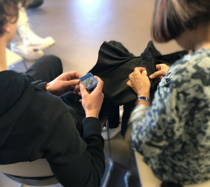 Démonstration de nouage de coiffe, Musée du Pays de Hanau – histoire et vies d’un territoire, Bouxwiller