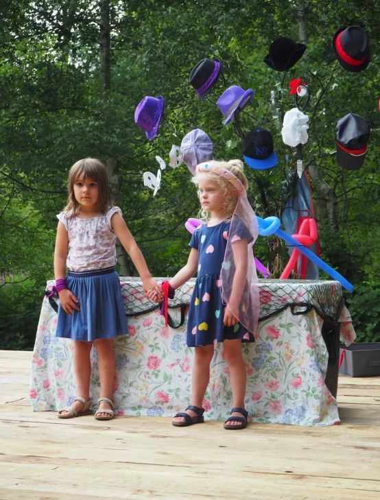 Domaine de Sédières Spectacle jeunes public Racontons ensemble Romèo et Juliette Parc du château Clergoux