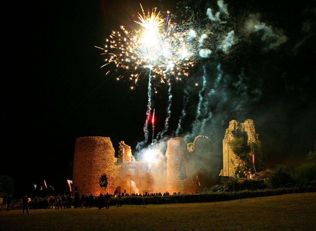 Embrasement des ruines du Château de Lastours Château de Lastours Rilhac-Lastours