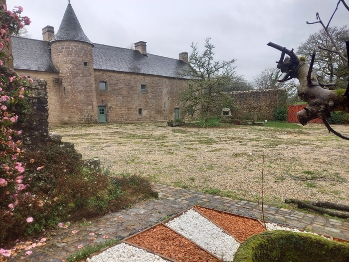 Exposition et massifs autour du regard dans le jardin, Manoir de Kermain, Langonnet