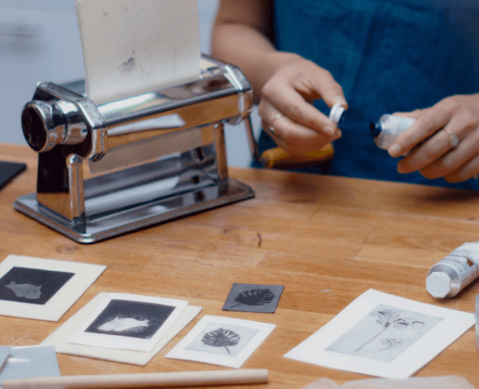 Gravure sur Tetrapak, Parc de la Butte du Chapeau Rouge, 5 Av. Debidour, 75019 Paris, France, Paris