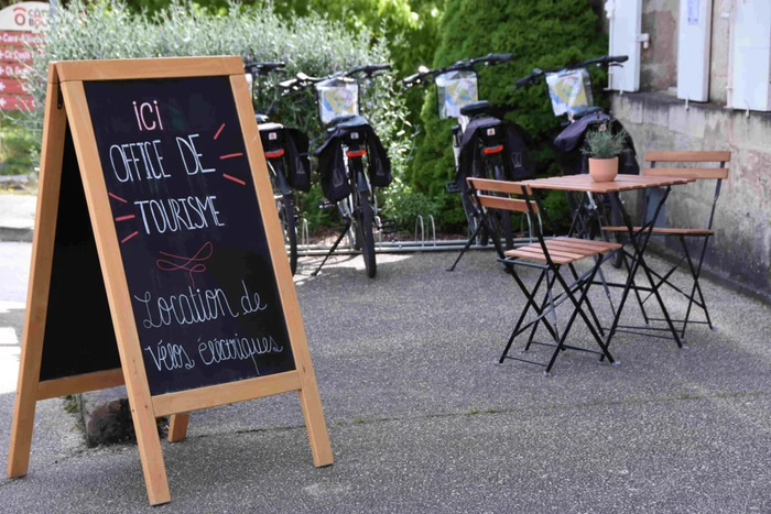 Invitation à visiter le territoire à vélo, Bourg-sur, Bourg