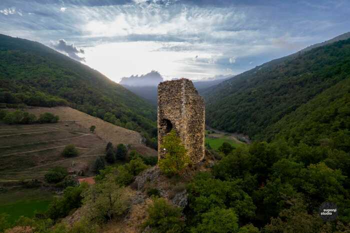 La tour à signaux de Mascarda du 11ème siècle, Terrasse de la mairie de Mosset, Mosset