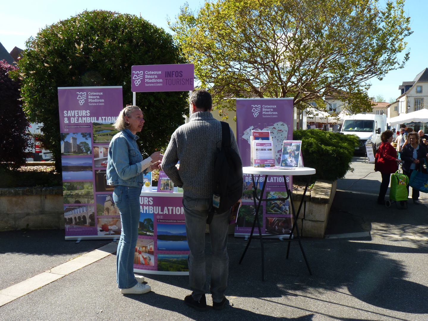 Le stand tourisme & loisirs Coteaux Béarn Madiran s’invite au marché ! Pontacq