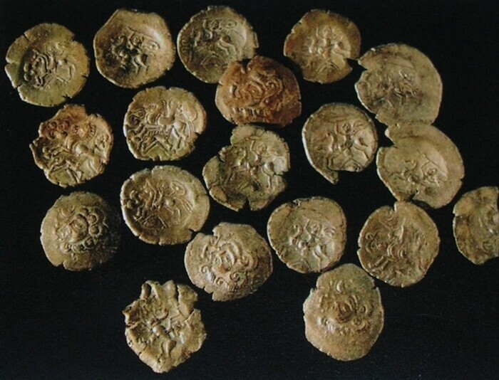 Le trésor monétaire de Rosquelfen par Joseph Le Gall de l'INRAP de Rennes Chapelle de Rosquelfen Bon Repos sur Blavet