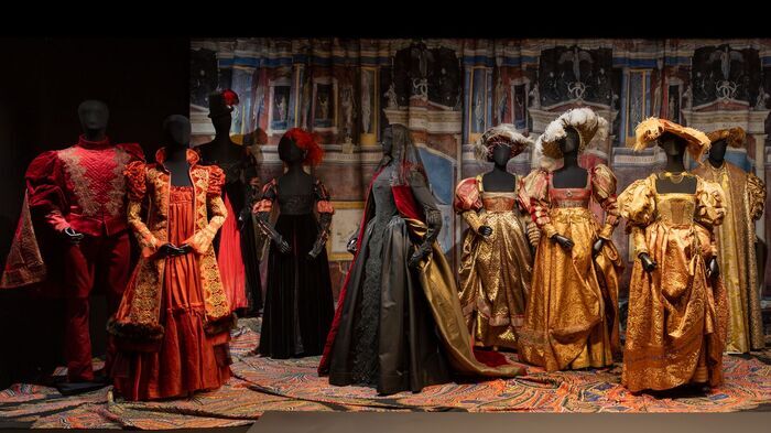 Les costumes de scène et la haute couture Château de Fontainebleau - salle des colonnes Fontainebleau