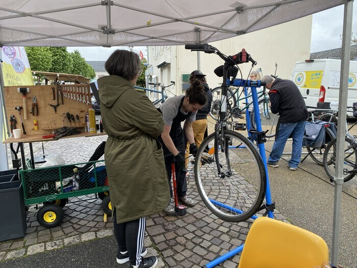 Mai à vélo sur le marché, mairie de Saint Denis en Val, Saint-Denis-en-Val