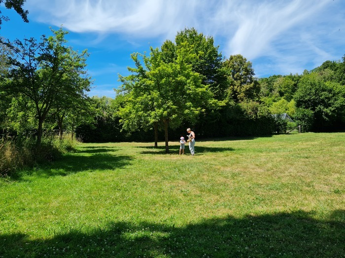 Mais qui se cache à la source de l&rsquo;Orbiquet ?, Parking aire de camping-car, La Folletière-Abenon