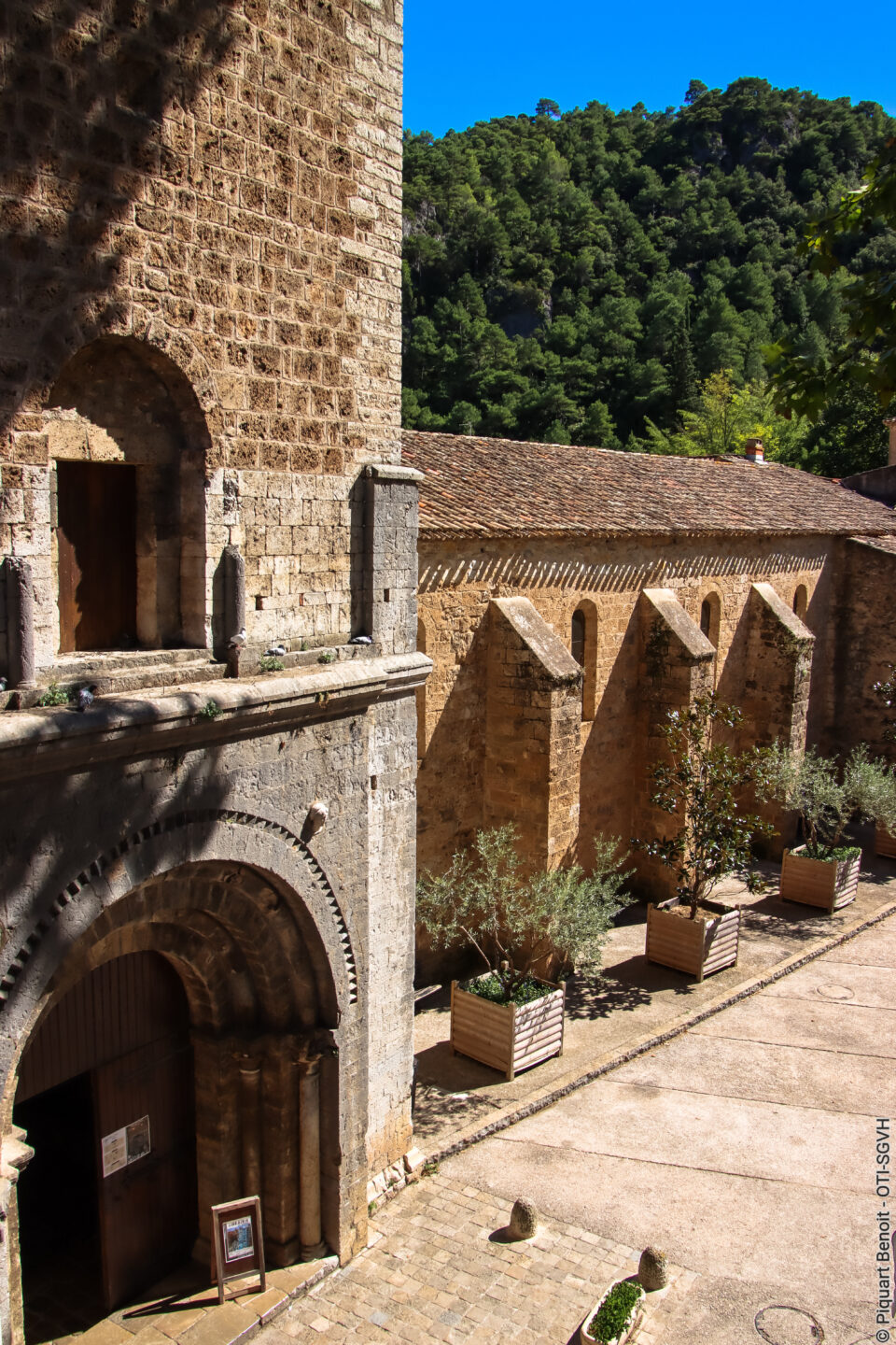 MILLE ANS D&rsquo;HISTOIRE DANS L&rsquo;UN DES PLUS BEAUX VILLAGES DE FRANCE  Saint-Guilhem-le-Désert