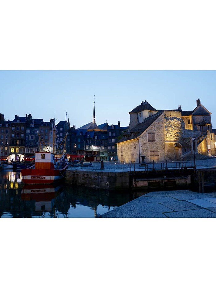 Mise en lumière des carênes et mats au pieds de la Lieutenance à Honfleur, Dans le vieux bassin d’Honfleur au pied de la Lieutenance, Honfleur