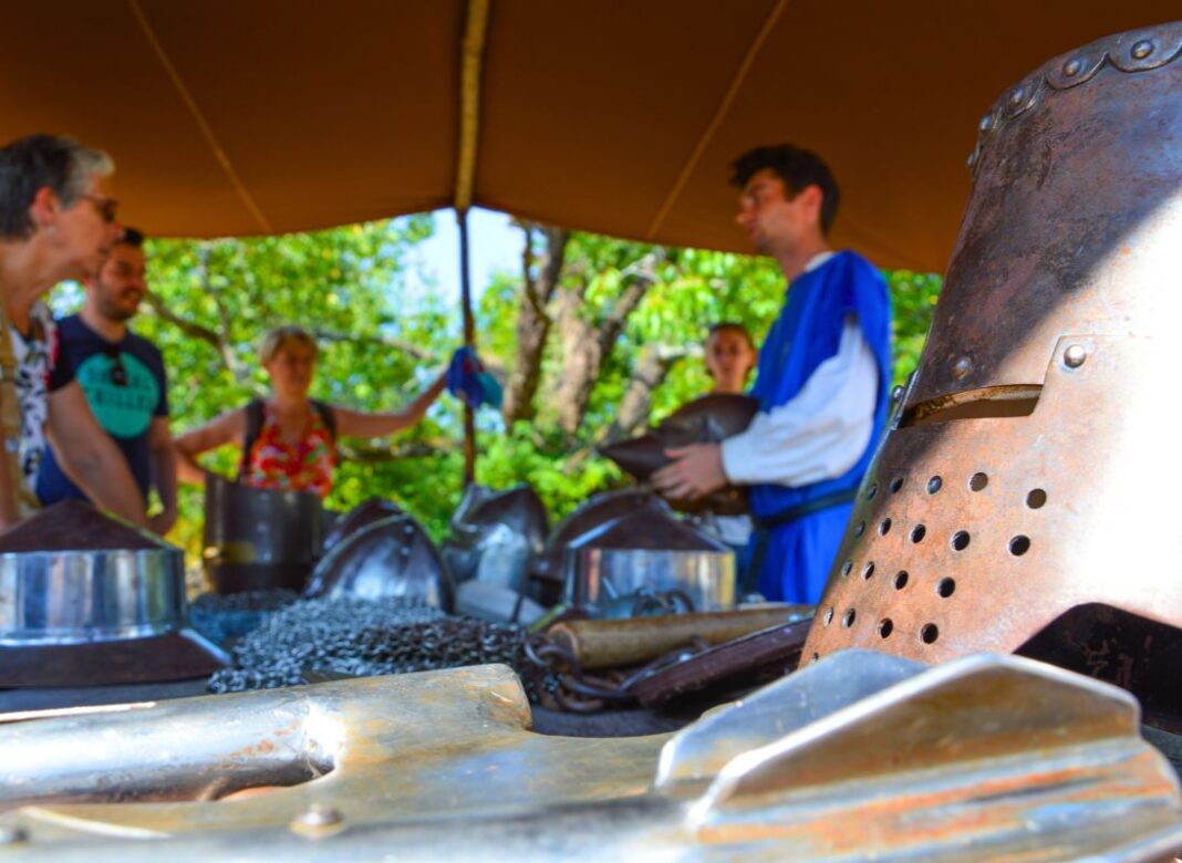 On visite et on joue médiéval Château de Lastours Rilhac-Lastours