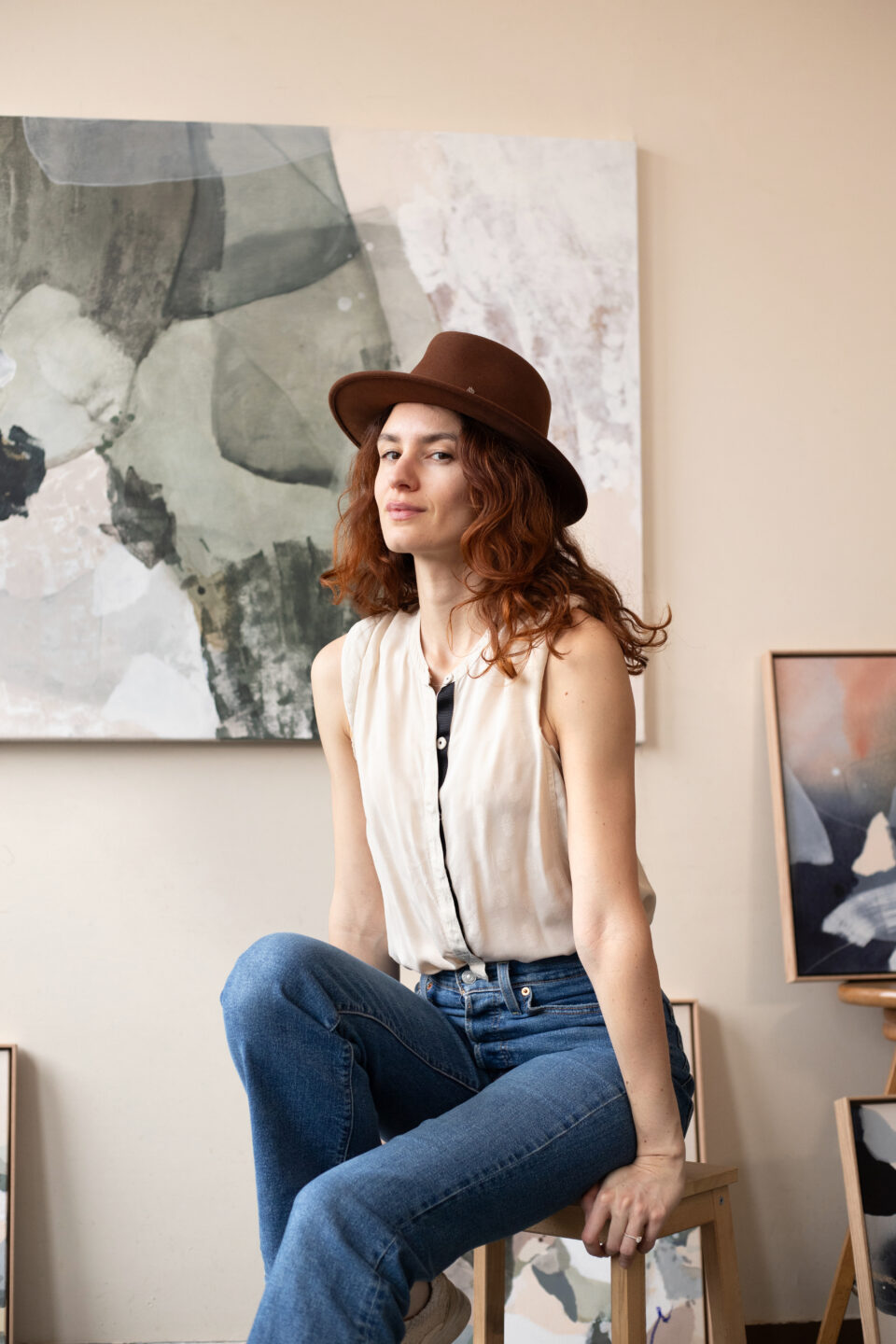 Julia A. Etedi devant ses œuvres.