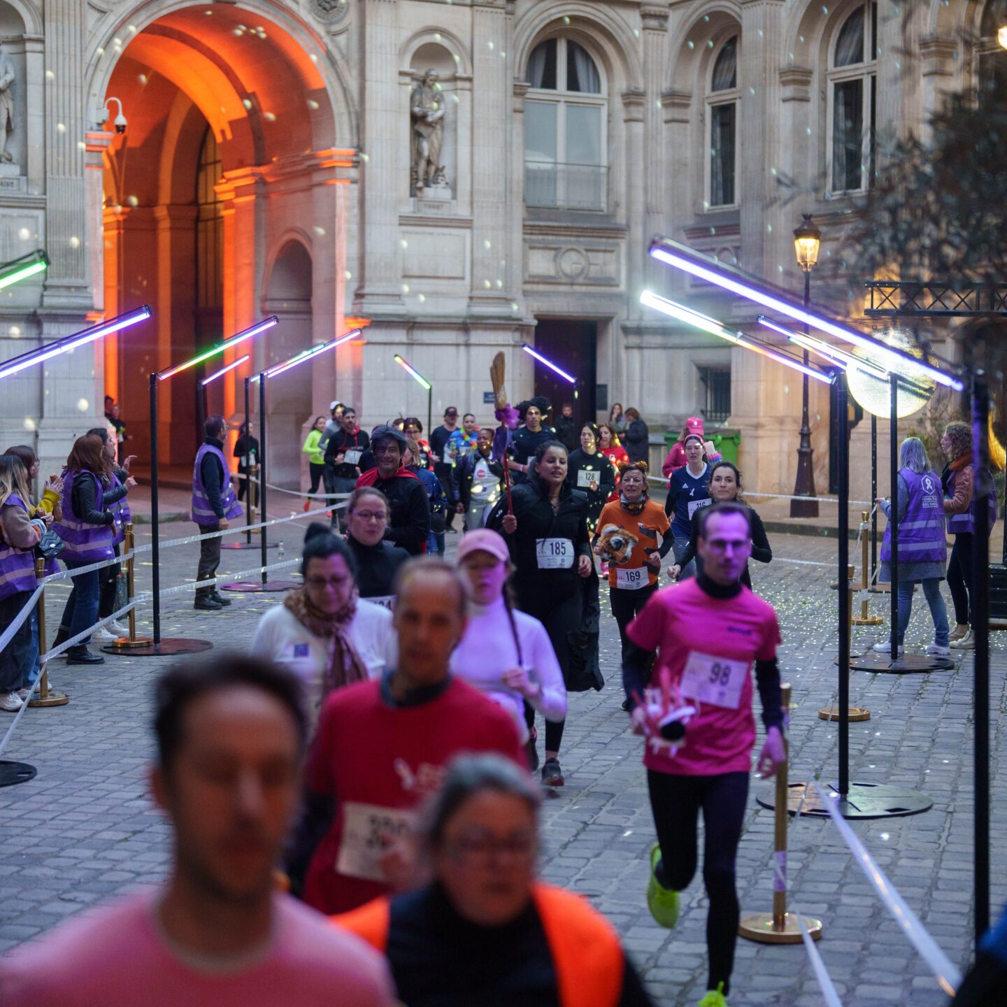 Coureuses et coureurs sur la piste de la Nuit des Relais Paris en 2024
