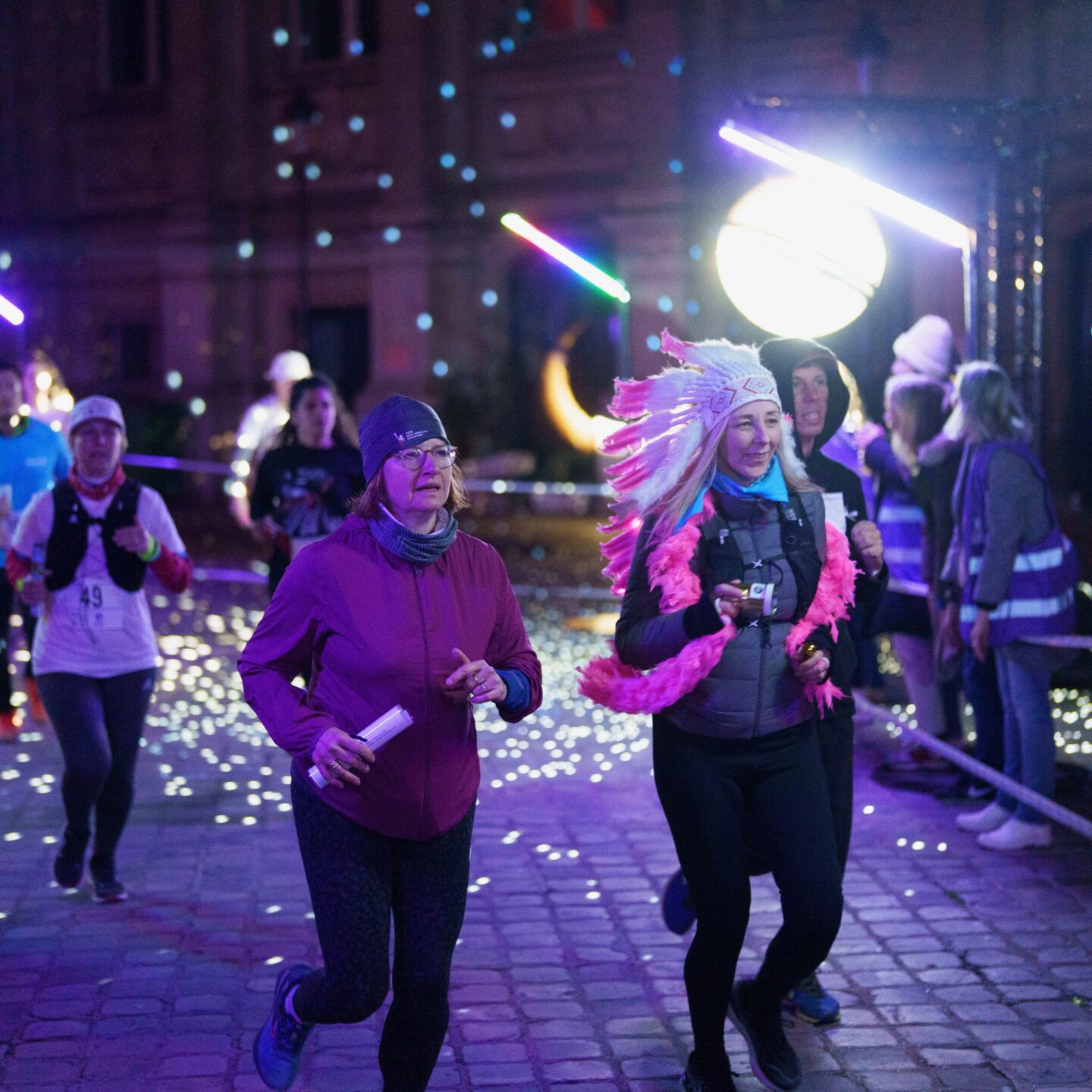 Coureuses et coureurs lors de la Nuit des Relais Paris en 2024