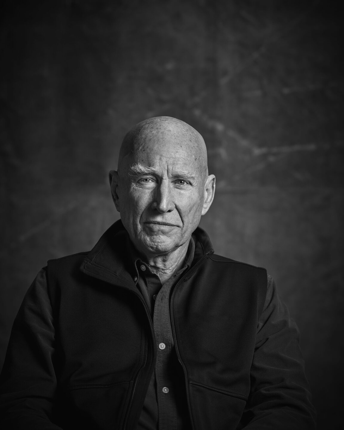 Portrait vertical en noir et blanc de Salgado.