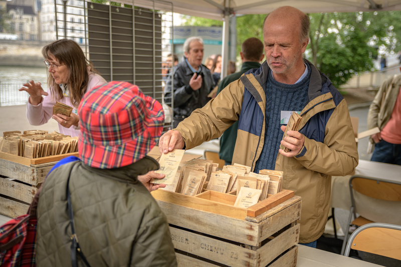 Homme distribuant des sachets de graines