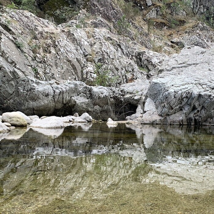 Performance dansée « Matière Brute » avec la Cie Atmen Forme performative pour trois danseuses, Abbaye de Maubuisson, Saint-Ouen-l&rsquo;Aumône