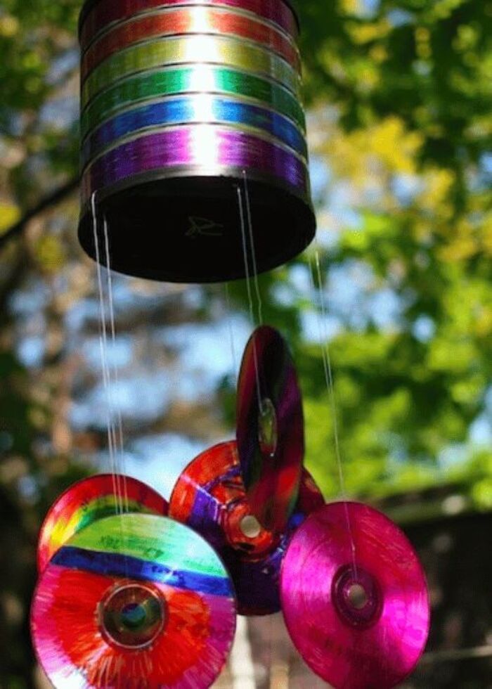 Présentation de structures sonores dans le jardin du musée Musée du jouet Poissy