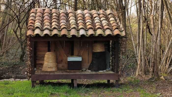 Présentation du rucher antique expérimental, Site archéologique du Vernay, Saint-Romain-de-Jalionas