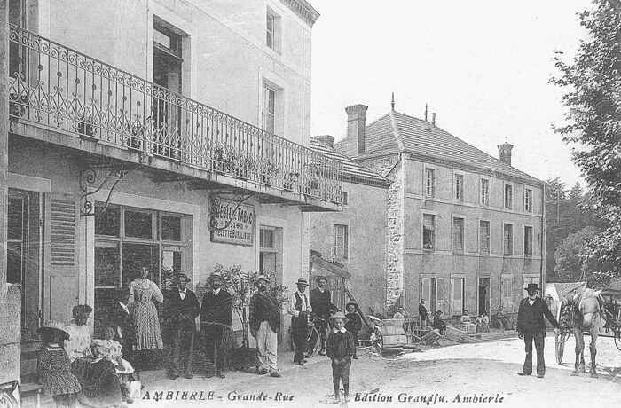 Promenade sur les traces des anciens commerces d&rsquo;Ambierle, Place Lancelot, Ambierle