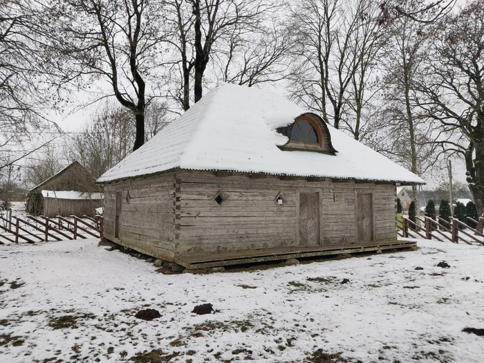 Recherches archéologiques dans la cour de la grange Kazimieras Jaunius Kazimiero Jauniaus klėtelė Lembas