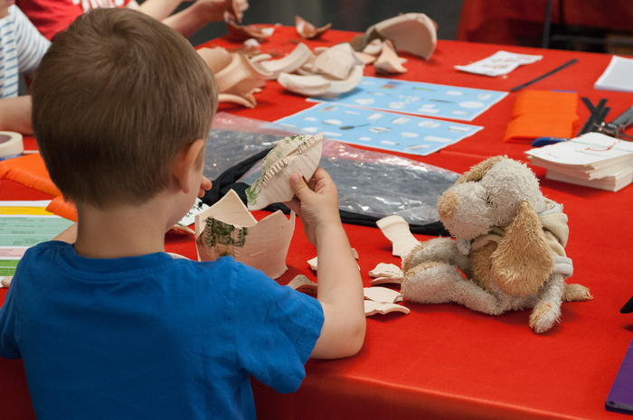 Recolle les morceaux avec les archéologues de l'Inrap Maison-Forte des Allinges Saint-Quentin-Fallavier