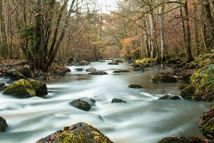 Roche d’Oëtre sauvage et tumultueuse, Devant l’office de tourisme de la Roche d’Oëtre, Saint-Philbert-sur-Orne, Saint-Philbert-sur-Orne