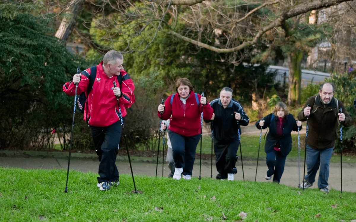 Sport seniors en plein air : Marche nordique au parc des Buttes Chaumont Parc des Buttes-Chaumont Paris