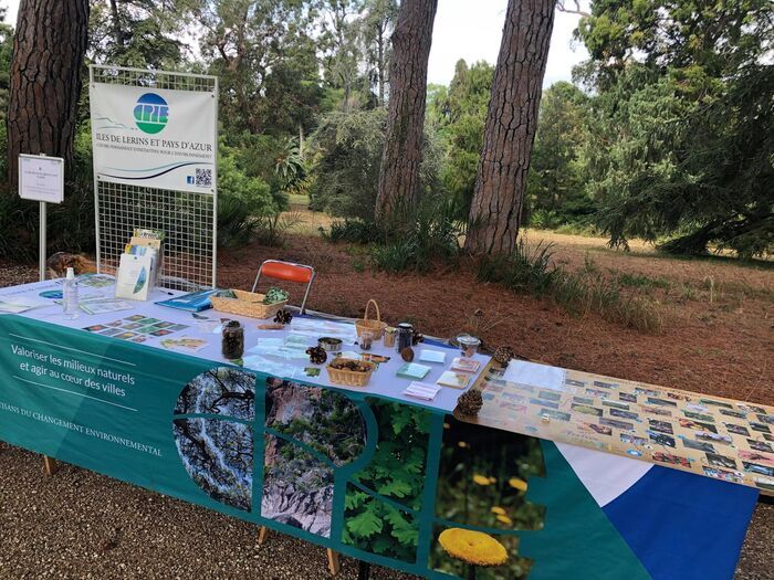 Stand animation jeunesse CPIE des Iles de Lérins et Pays d'Azur - Les 5 sens au jardin Jardin botanique de la villa Thuret Antibes