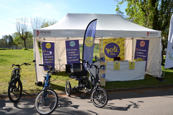Stand « Yolé » – Mai à vélo – Beauvoir sur Mer, Place des 3 Alexandres, Beauvoir-sur-Mer