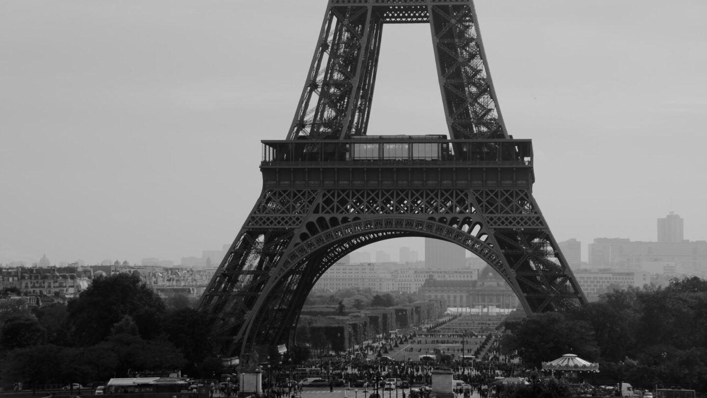 UNE TOUCHE D'OPTIMISME Paris