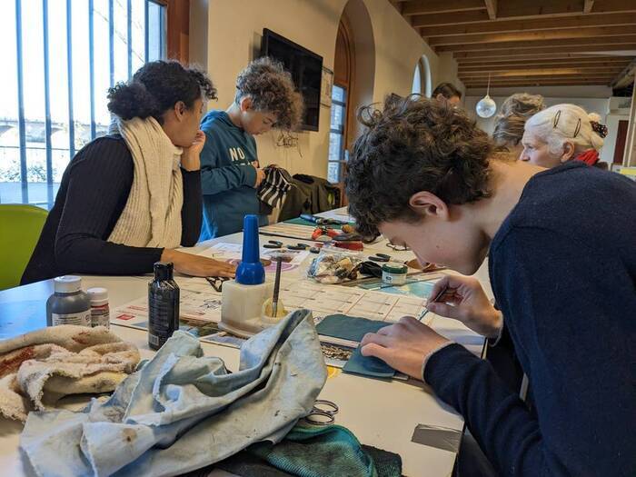 Upcycling créatif : confection d’accessoires en cuir de réemploi avec Nos Deux Mains, Maison écocitoyenne, Bordeaux