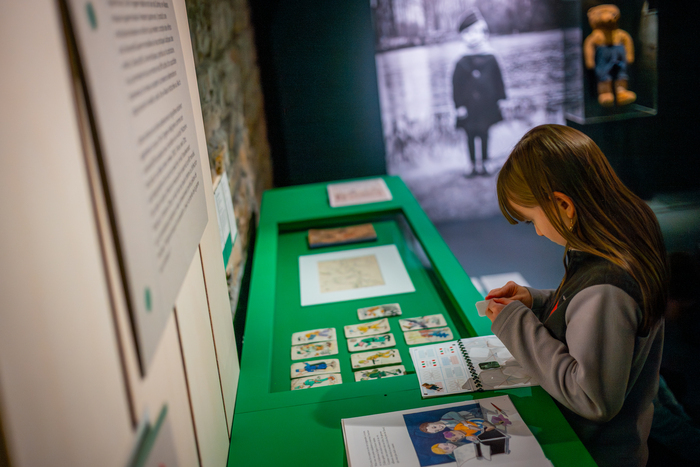 Visite à jouer enfant La guerre en jeux Centre d'histoire de la résistance Lyon