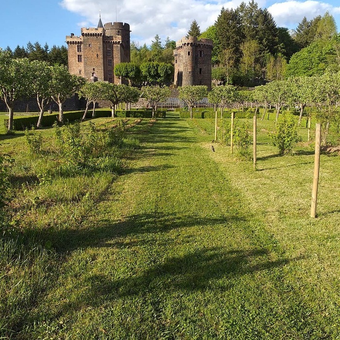 Visite des extérieurs du château Les jardins du château Dauphin Pontgibaud