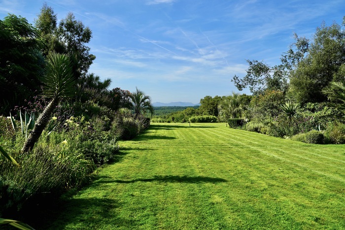 Visite des jardins dessinés selon la technique japonaise du sakkei ou de la vue empruntée, avec les Pyrénées et les vallons en toile de fond., Jardin des Barthes, Saubrigues