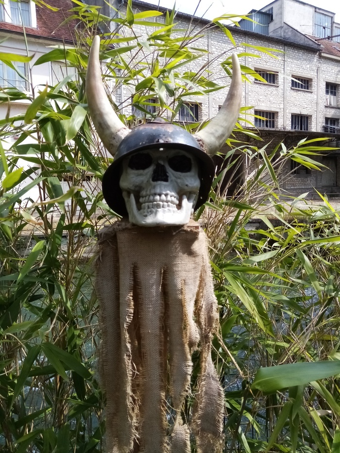 Visite du jardin des pirates, Le jardin des pirates, Tonnerre