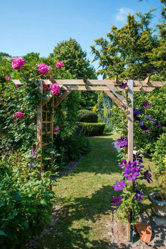Visite du Jardin et de la Motte Féodale de La Haye au Lion Jardin et Motte Féodale La Haye au Lion Saint-Glen