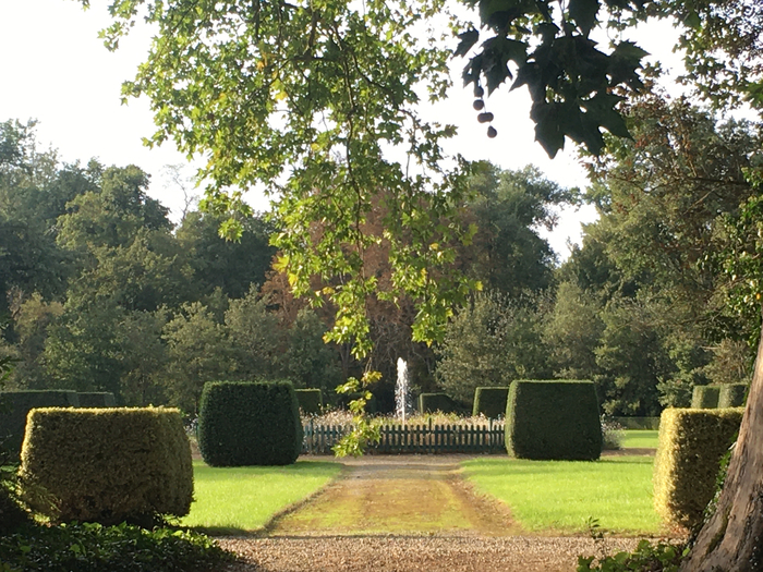 Visite d'un grand jardin à la française en bord de rivière. Parc du domaine Le Secourieu Cintegabelle